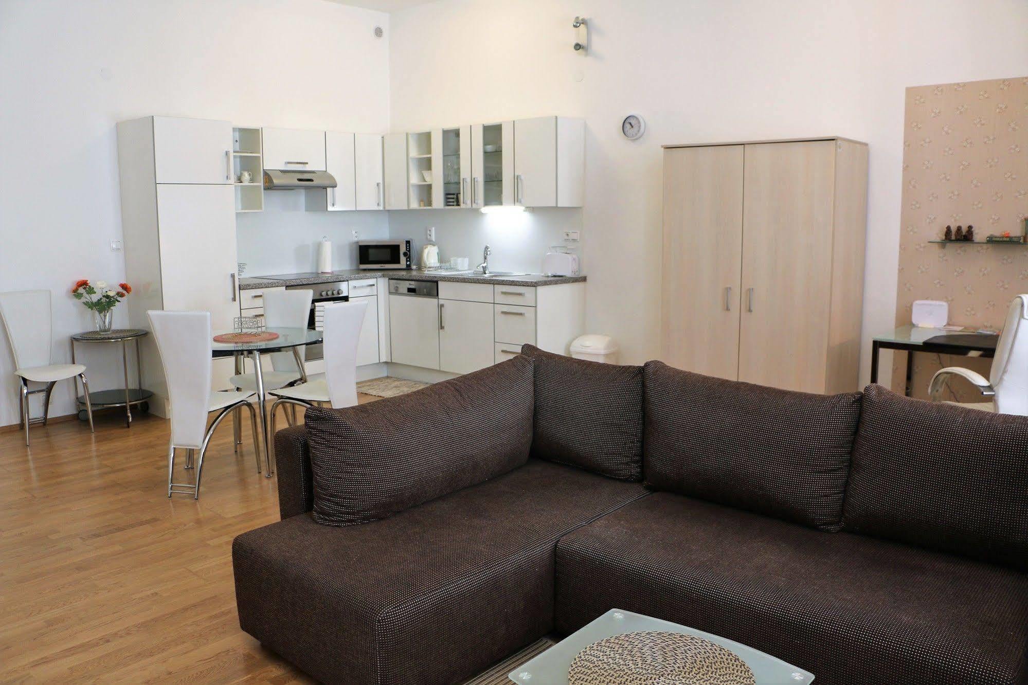 Central Apartmany Biela Street Μπρατισλάβα Εξωτερικό φωτογραφία